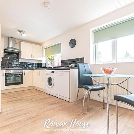 Rowan Serviced Accommodation Lowton Esterno foto