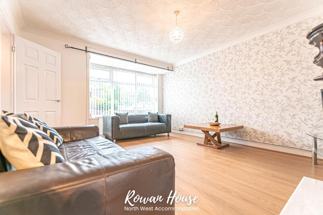 Rowan Serviced Accommodation Lowton Esterno foto