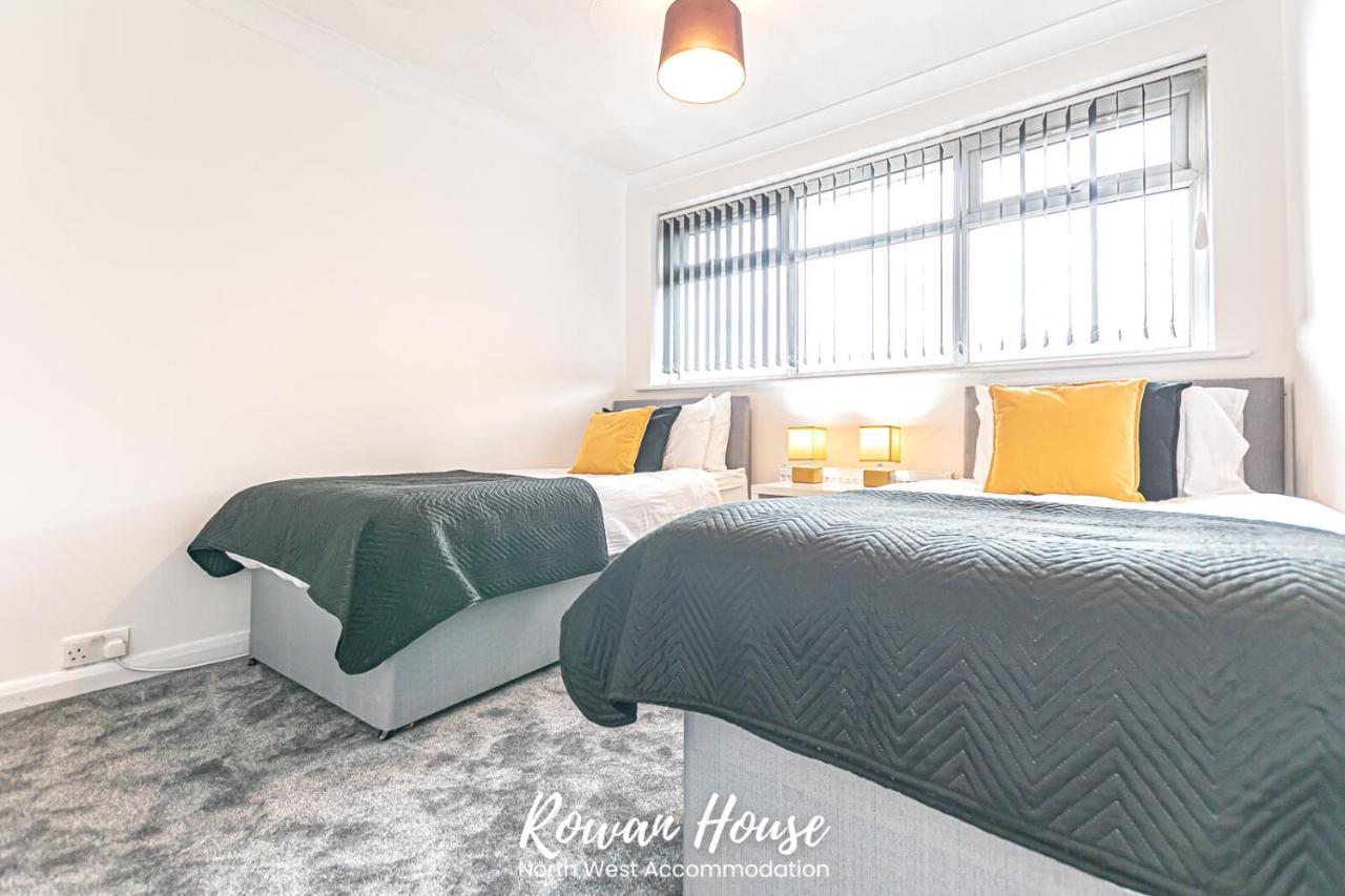 Rowan Serviced Accommodation Lowton Esterno foto